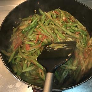 拌面菜——西红柿炒豆角丝的做法 步骤7