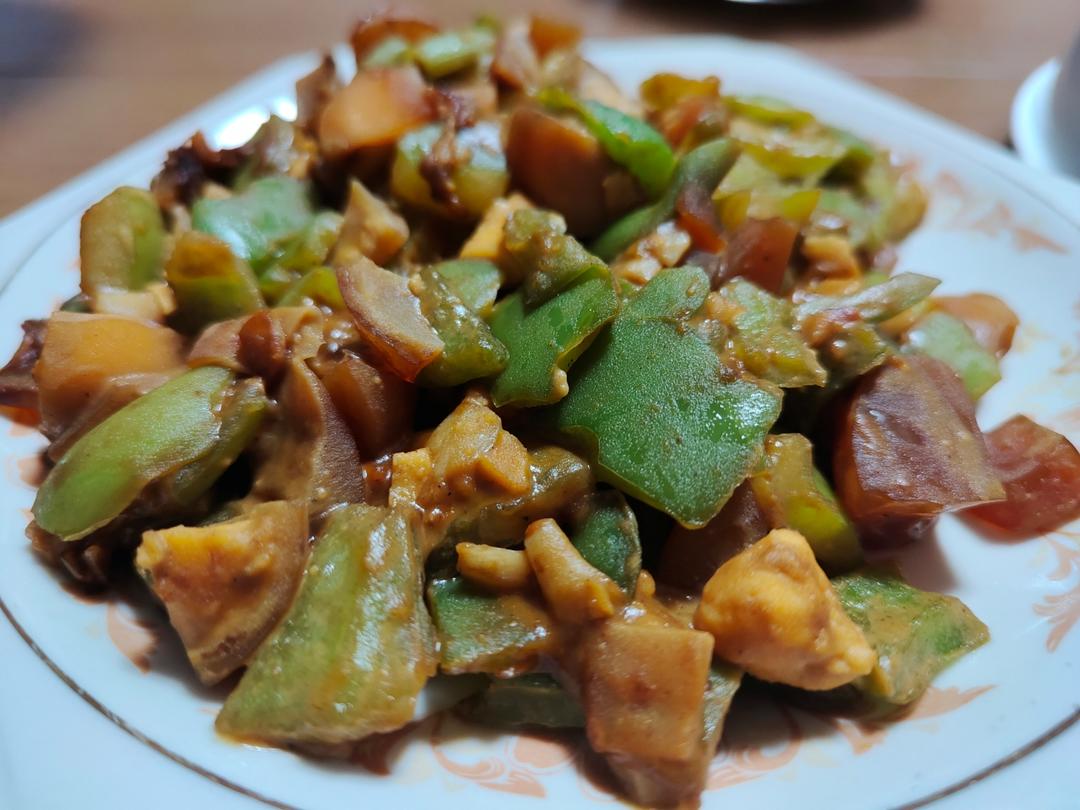 一份裹着青椒蒜末香的皮蛋，吃的连渣都不剩的青椒炒皮蛋