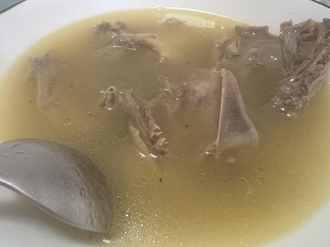 清炖鸽子汤（汤鲜肉嫩）