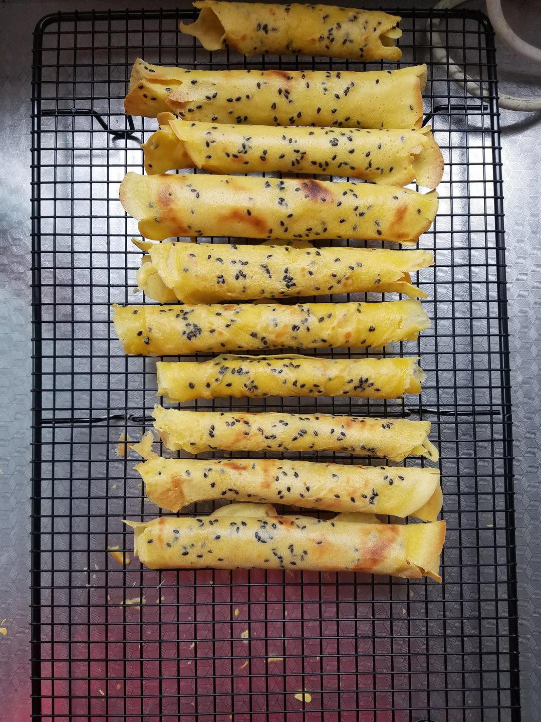 黑芝麻鸡蛋卷，这样做就能酥的不要不要的。