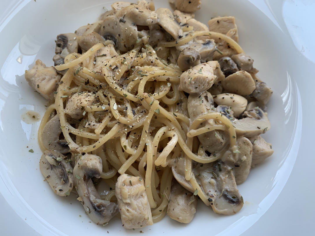 奶油鸡肉蘑菇意大利面 Cream of Mushroom Chicken Pasta