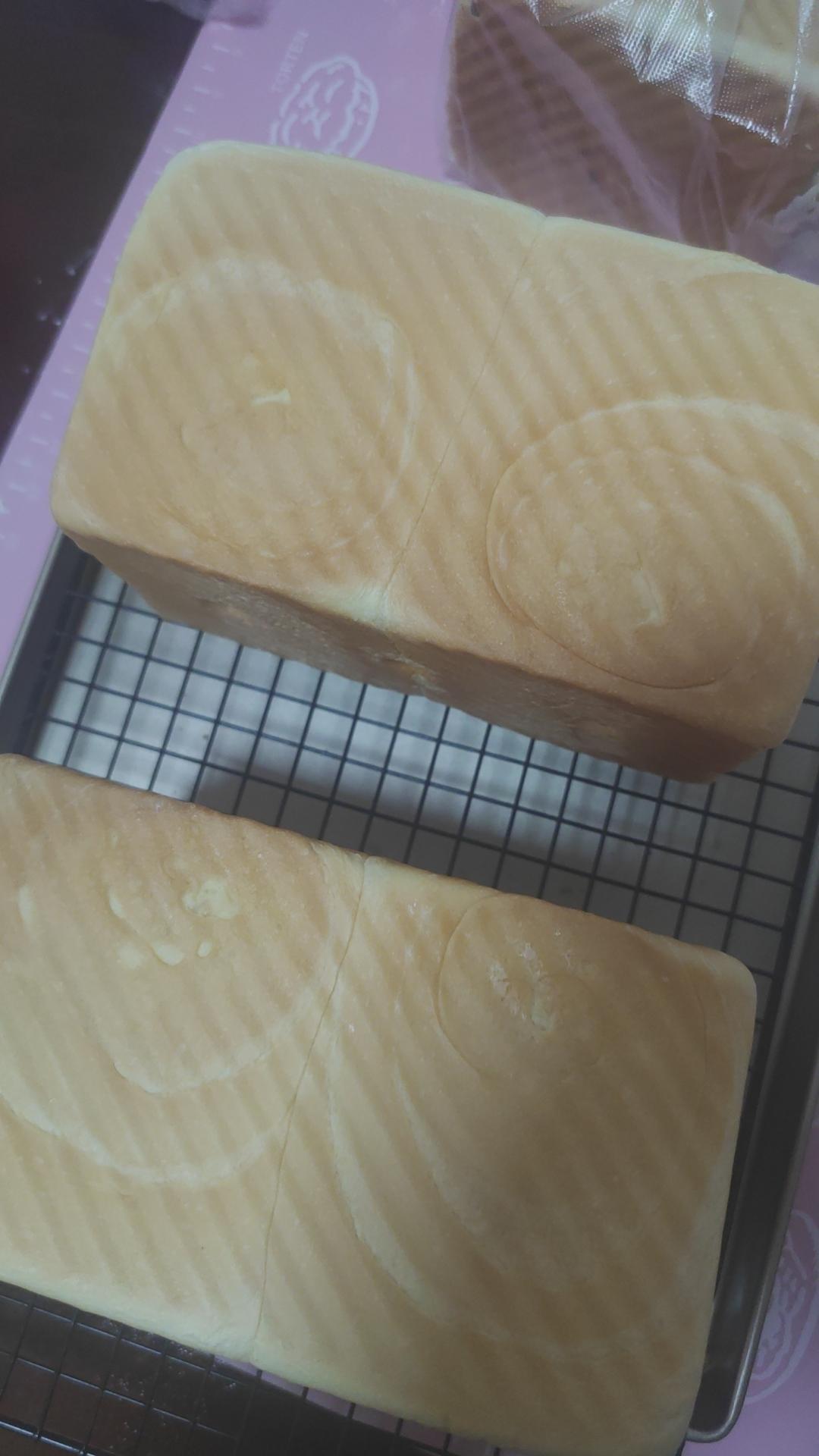 用烤箱自己做面包--手工牛奶吐司面包