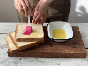 鸡蛋培根面包杯的做法 步骤4