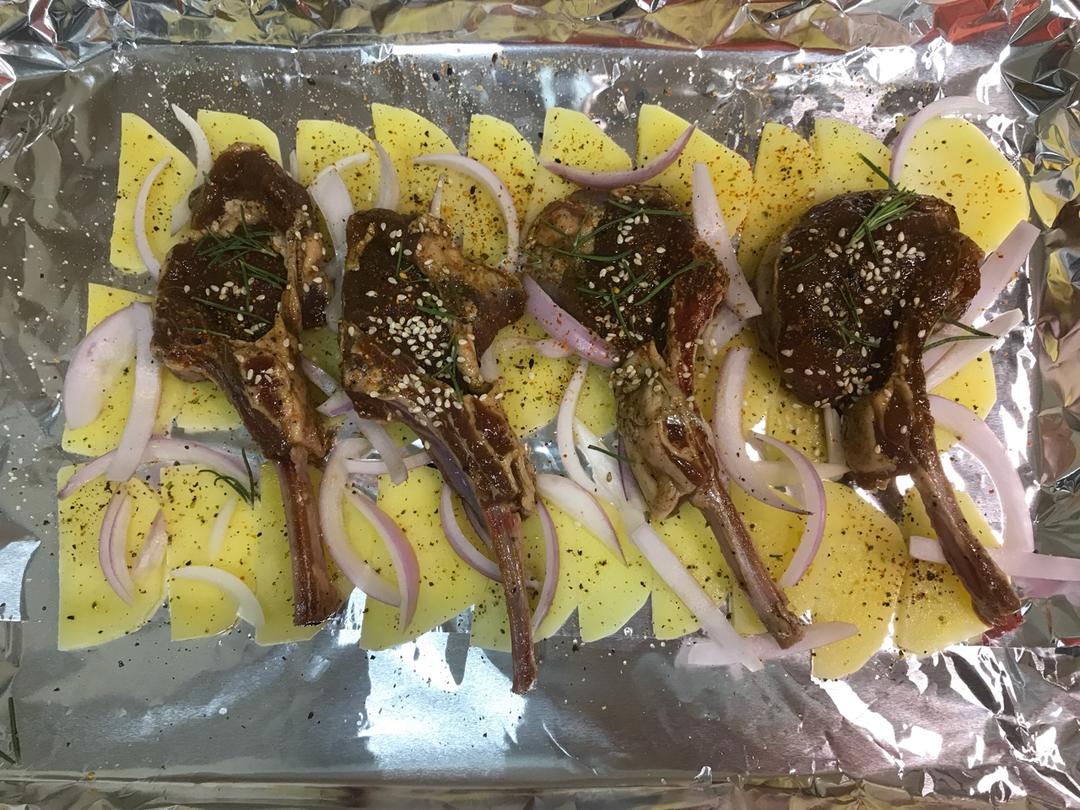 孜然羊排烤土豆