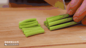 过年家家必备的香肠，搭配蒜苔超下饭——蒜苔炒香肠的做法 步骤1