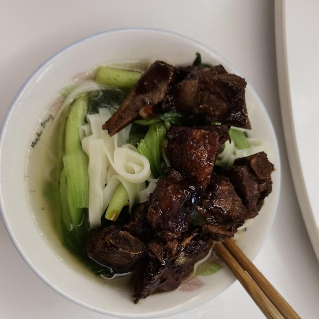 家常排骨面