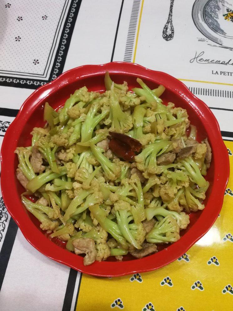 饭店必点的干锅花菜，是这么做出来的。