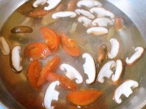 丰富早餐之油麦菜番茄鲜菇豆泡猪杂汤河粉💪🏻的做法 步骤4