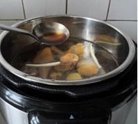 春笋红枣煲鸡汤的做法 步骤7