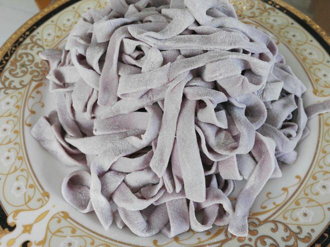 紫包菜手擀面的做法