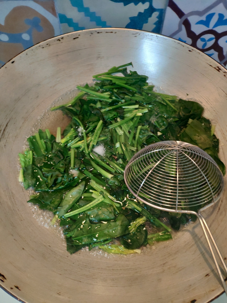 清炒菠菜（葱珠油菠菜）的做法 步骤3