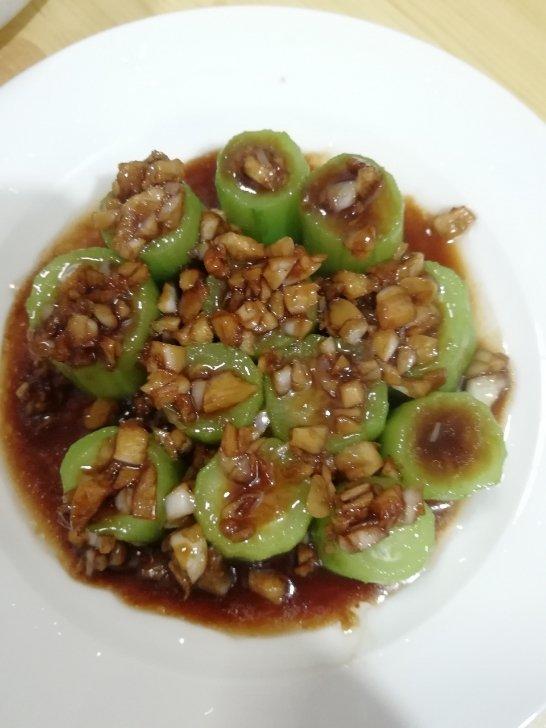 只需要五分钟就可以的美味蒜蓉蒸丝瓜