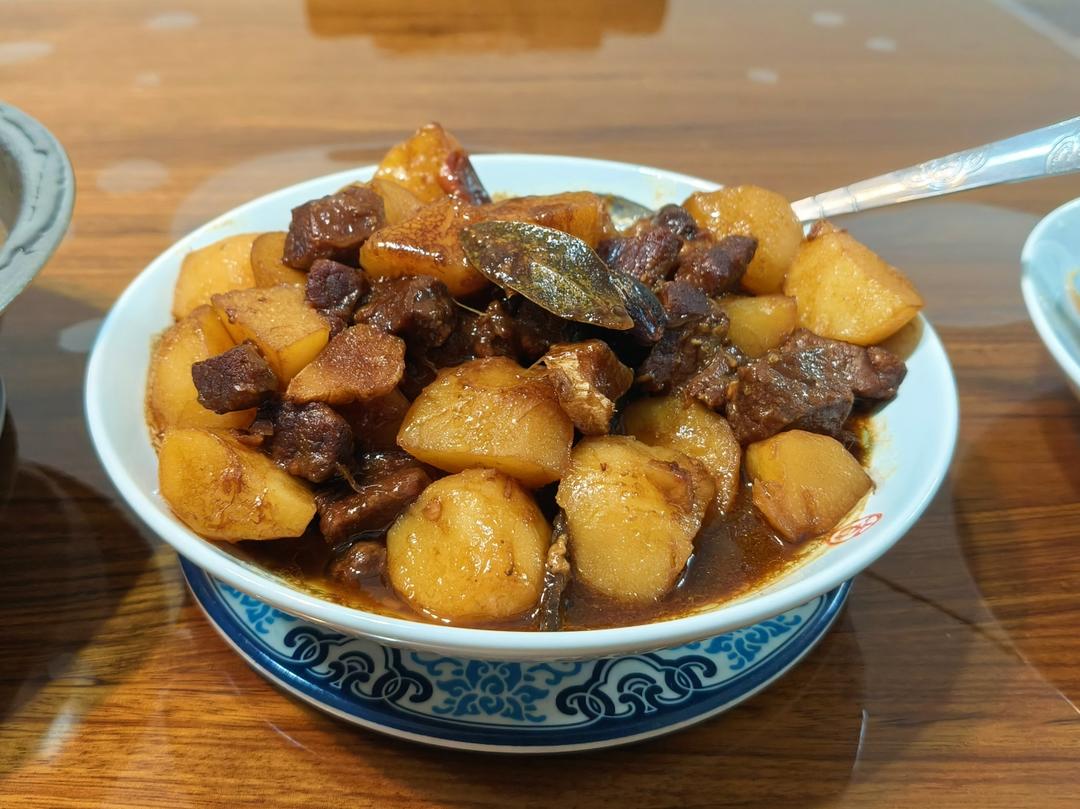 小土豆烧牛肉，红烧牛腩，好吃到舔盘