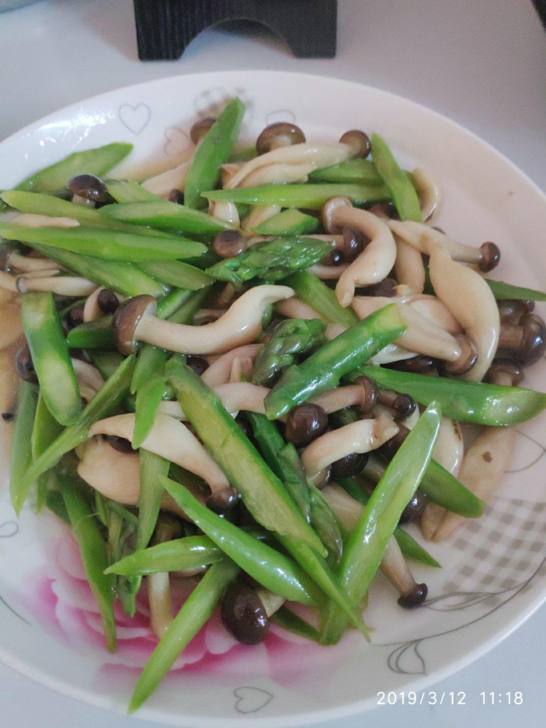 芦笋炒蘑菇