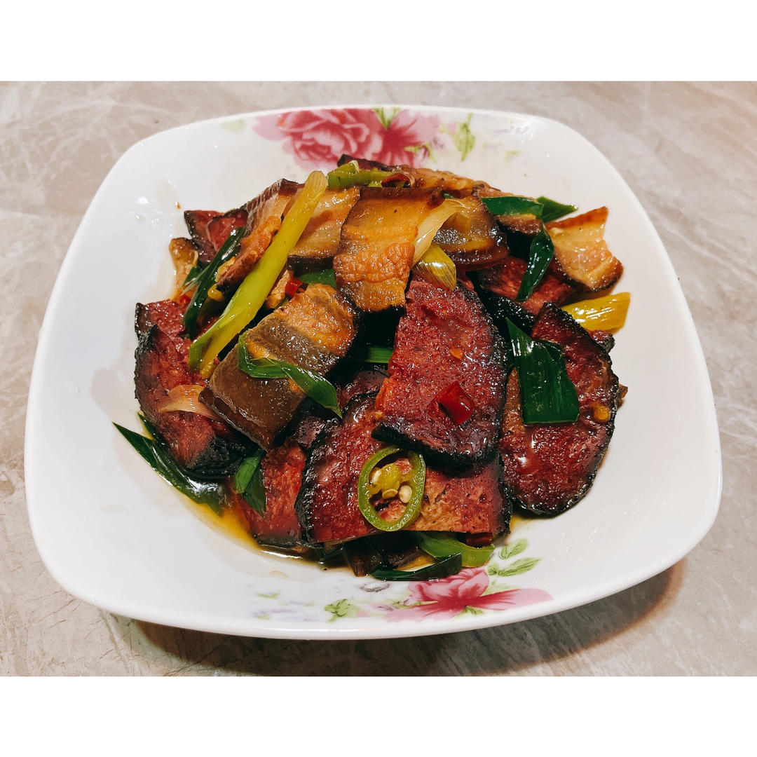 腊肉炒猪血丸子