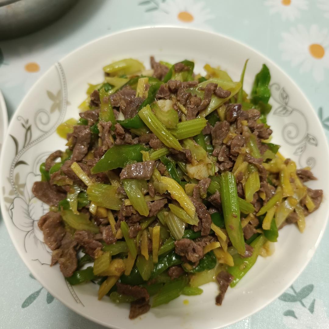 好吃到邻居敲门蹭饭的芹菜炒牛肉！