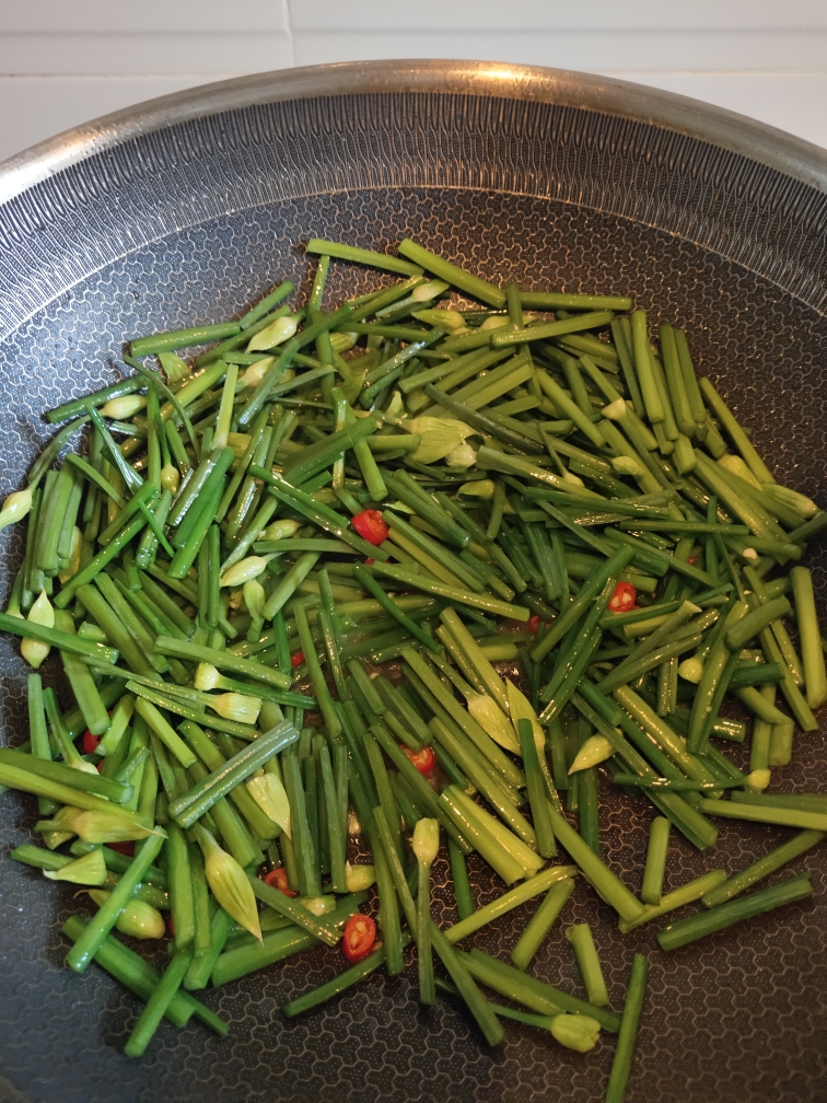 韭菜苔炒绿皮青豆腐竹的做法 步骤4