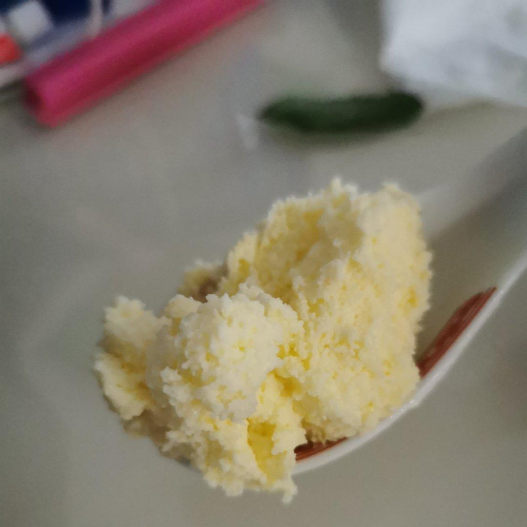 一晚上的等待果然是值得的，这是一款好吃的芝士蛋糕