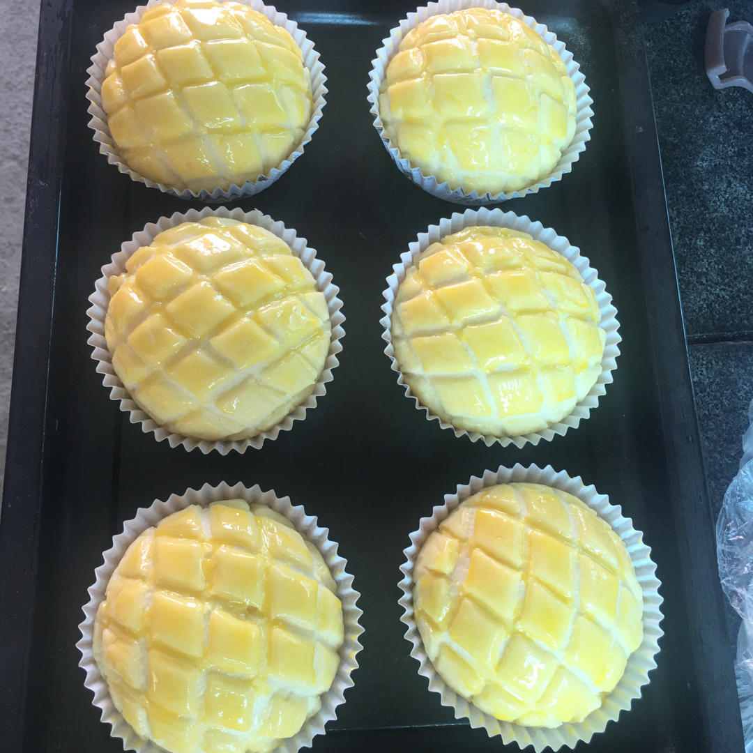 好吃到炸裂的港式菠萝包（附带制作酥皮的小视频）