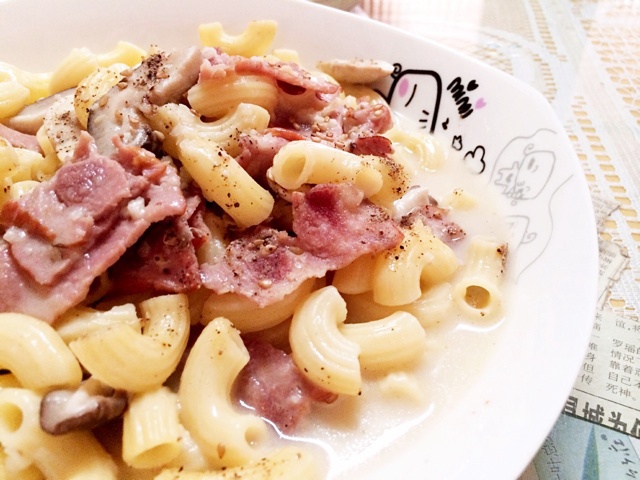白蘑菇奶油培根意面