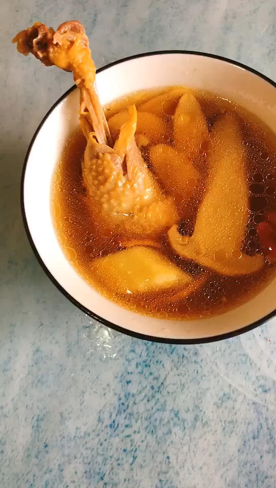 松茸虫草花土鸡汤