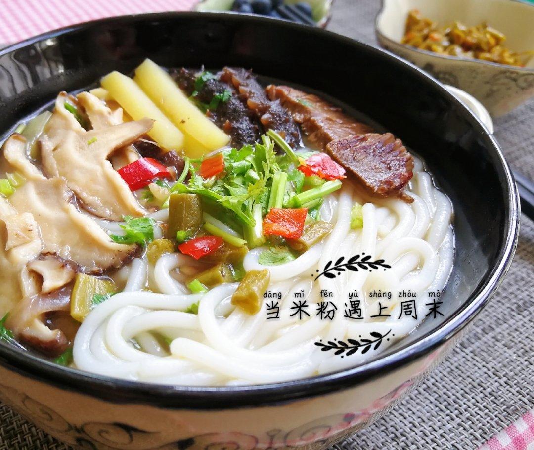 周末早上的牛肉汤粉