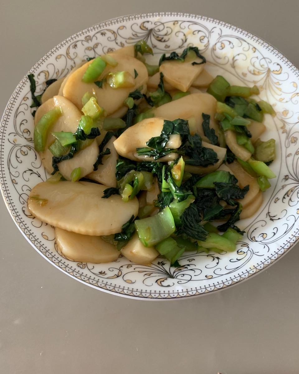 朴素的青菜肉丝炒年糕