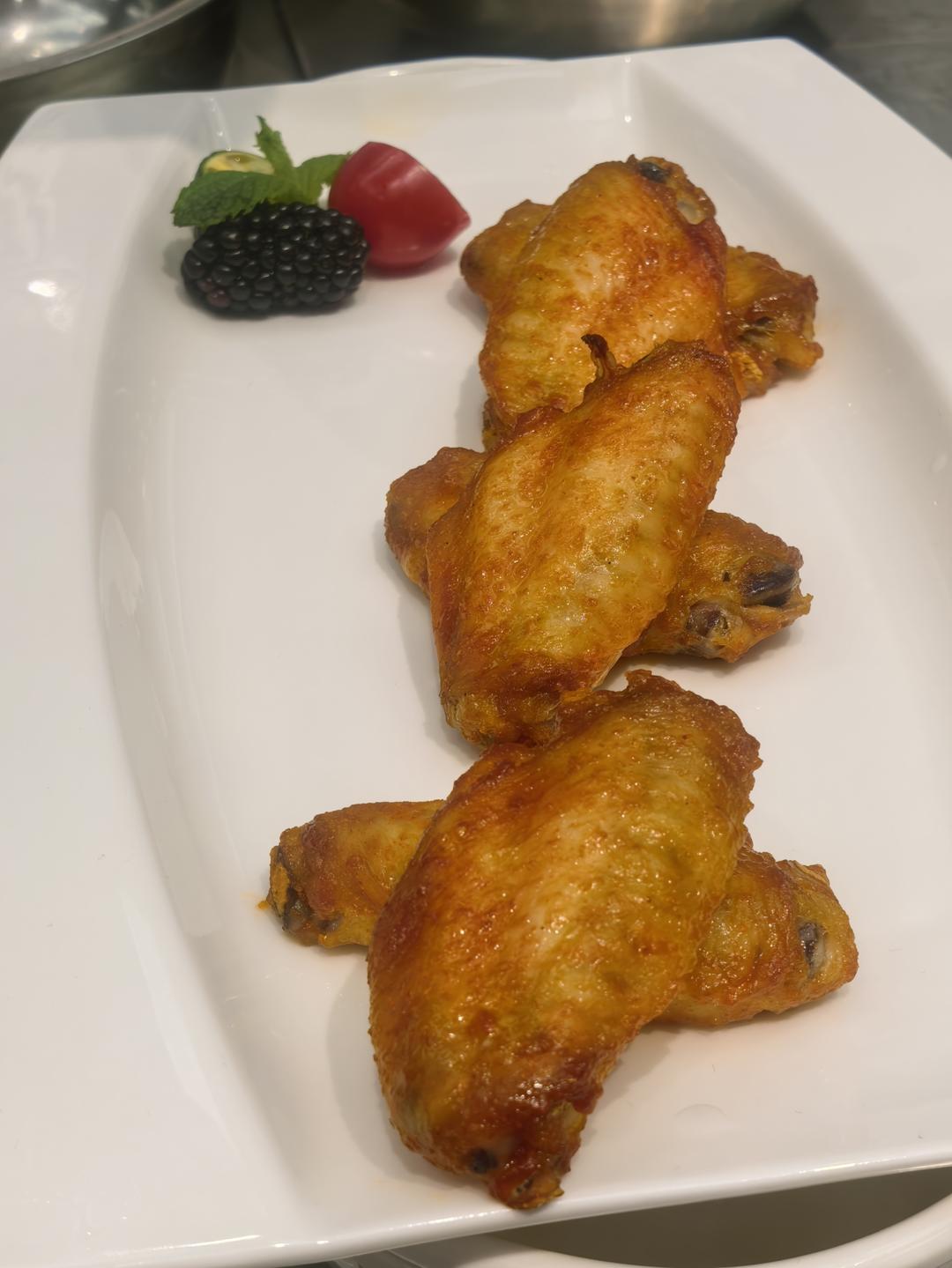 奥良鸡翅做法：鸡翅用牙签扎，腌制好的鸡翅（柠檬汁，葱，姜）：吸干水份，放鸡汁，淀粉，奥良鸡翅腌料，刷油，放烤箱