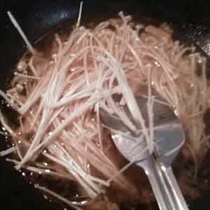 韩式鲜菌肥牛辣汤的做法 步骤3