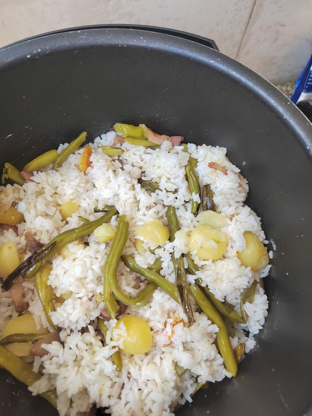 电压力锅煮的四季腊肉豆洋芋饭