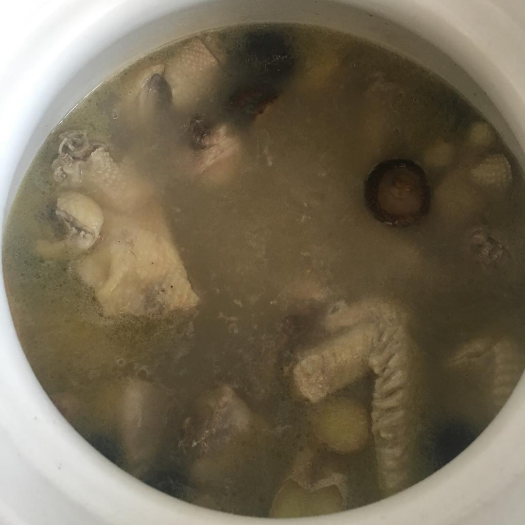 香菇炖鸡汤