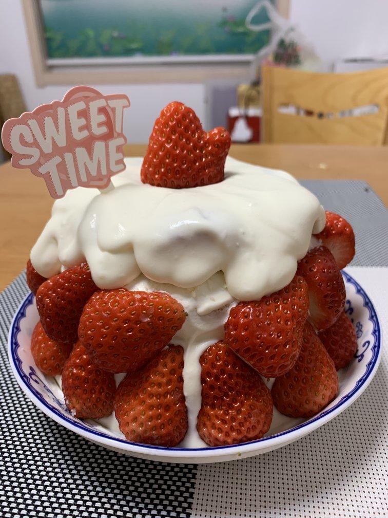 曼食慢语丨草莓芝士雪山蛋糕