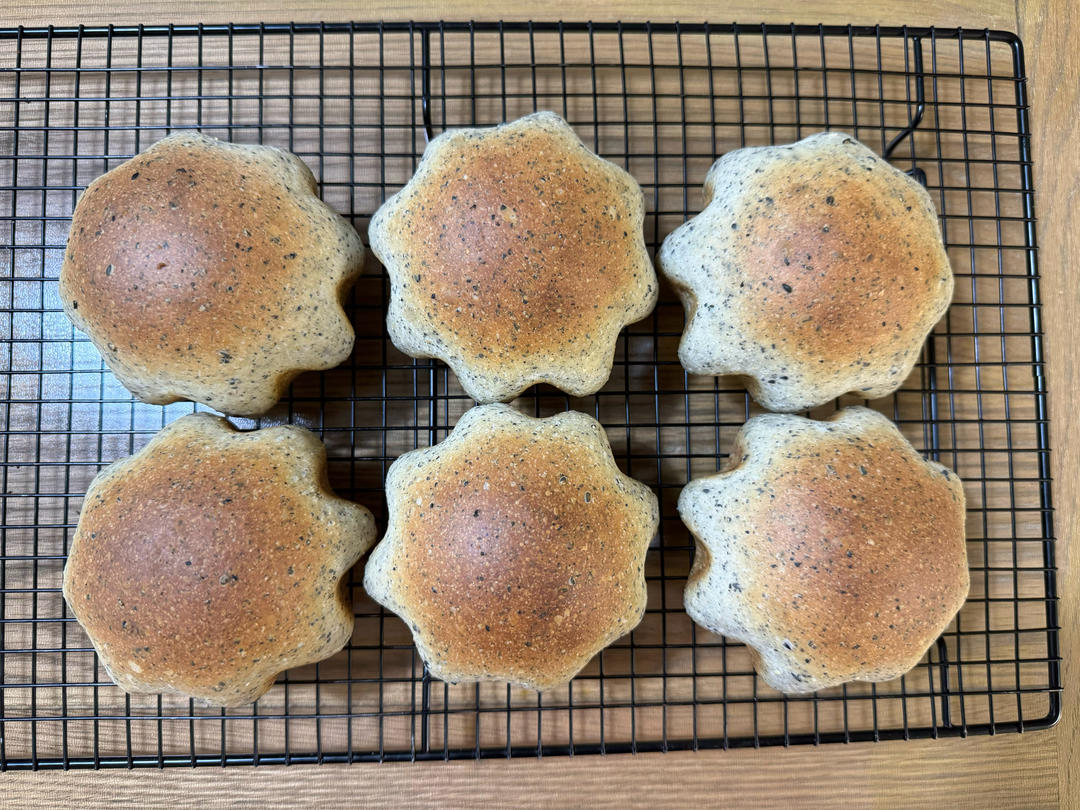 双倍黑芝麻麻薯面包