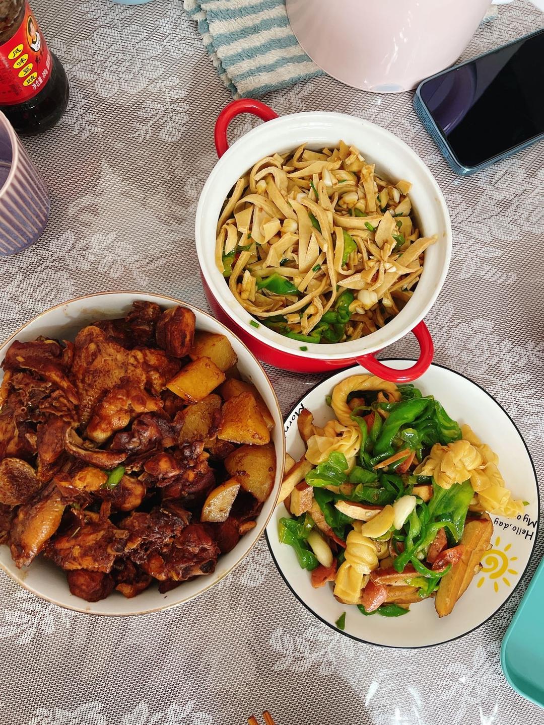 土豆炖鸡块