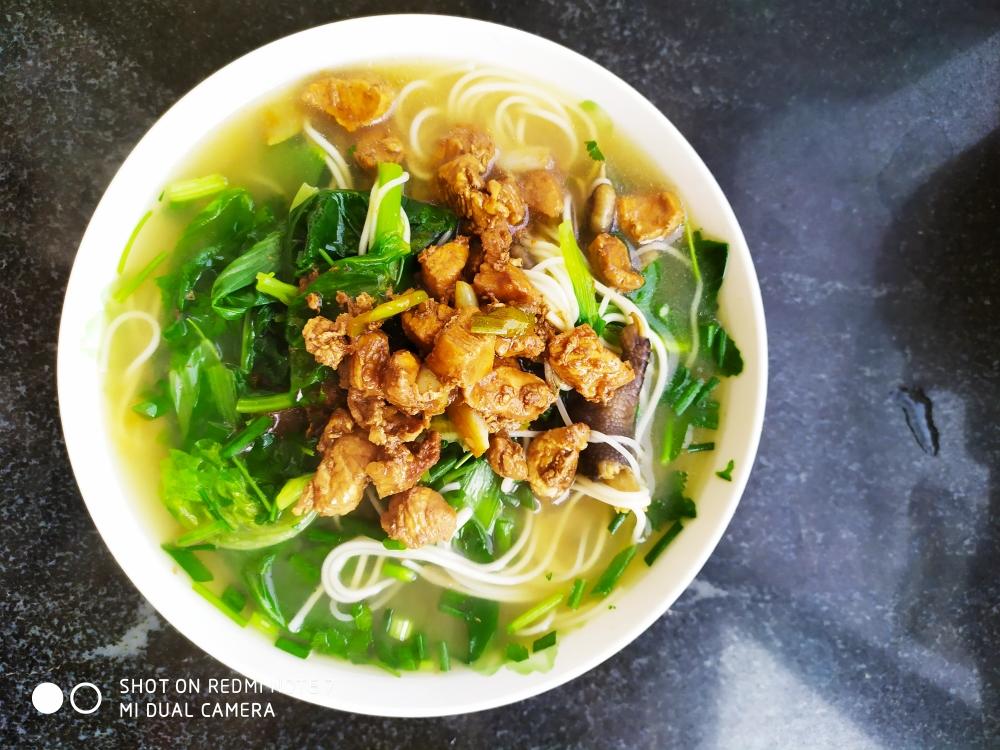 酱鸡块担担面