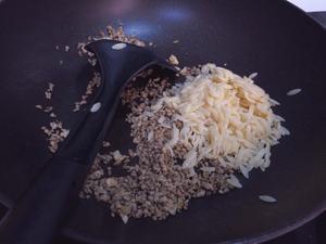 韭菜红肉米炒饭的做法 步骤5