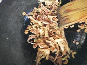 瑶柱虾干鱿鱼猪杂汤粉的做法 步骤2
