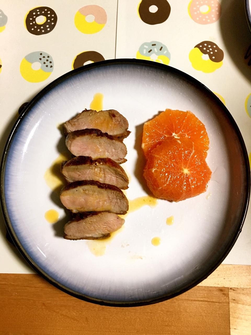 煎鸭胸配香橙酱汁