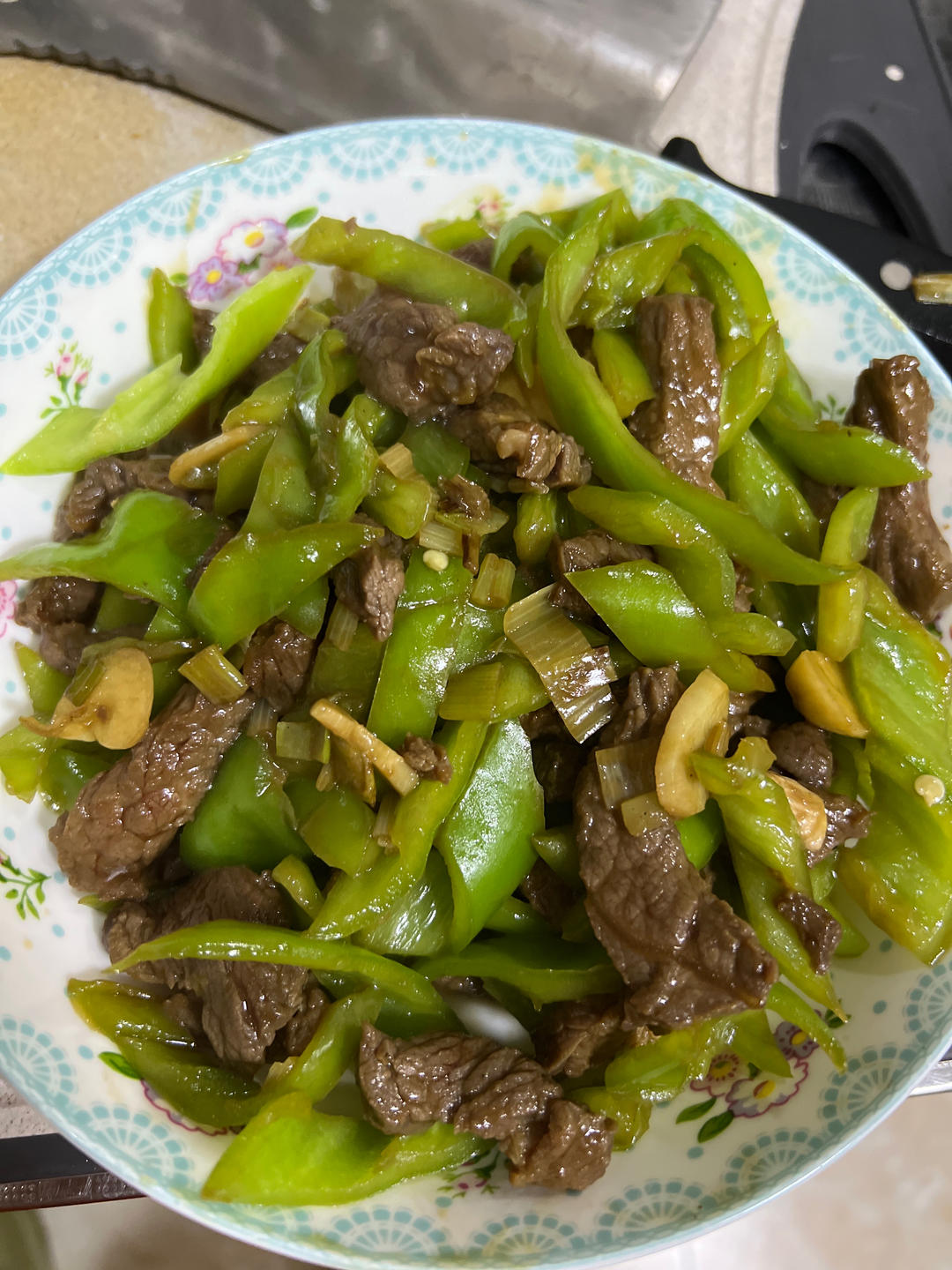 经典的家常菜，青椒炒肉丝，简单的食材也能做出如此美味
