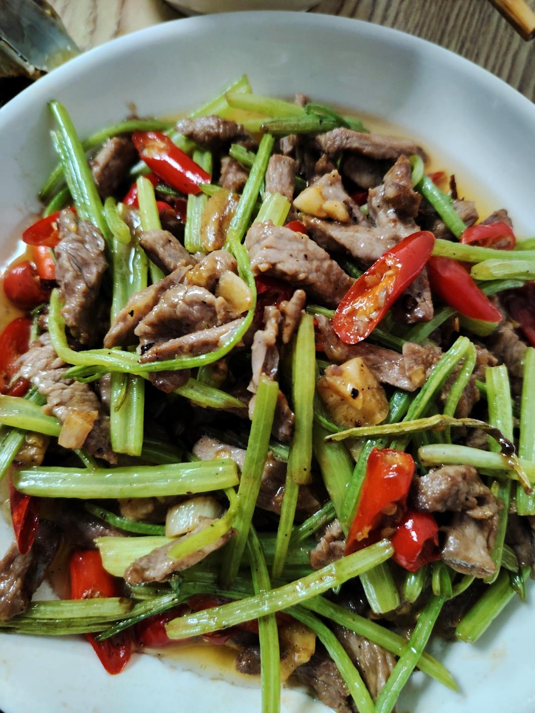 好吃到邻居敲门蹭饭的芹菜炒牛肉！