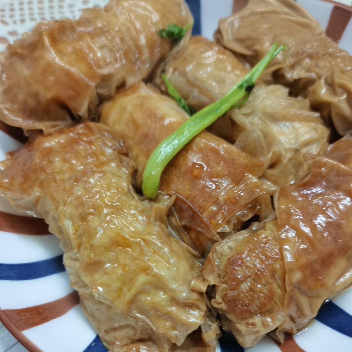 鲜美爆汁的砂锅菜：腐皮肉卷