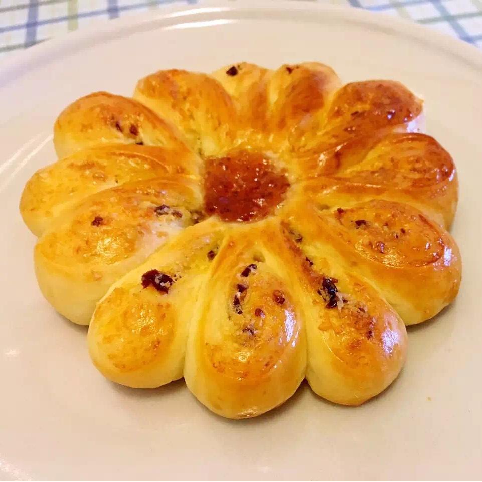 小花的尾巴做的花型椰蓉面包