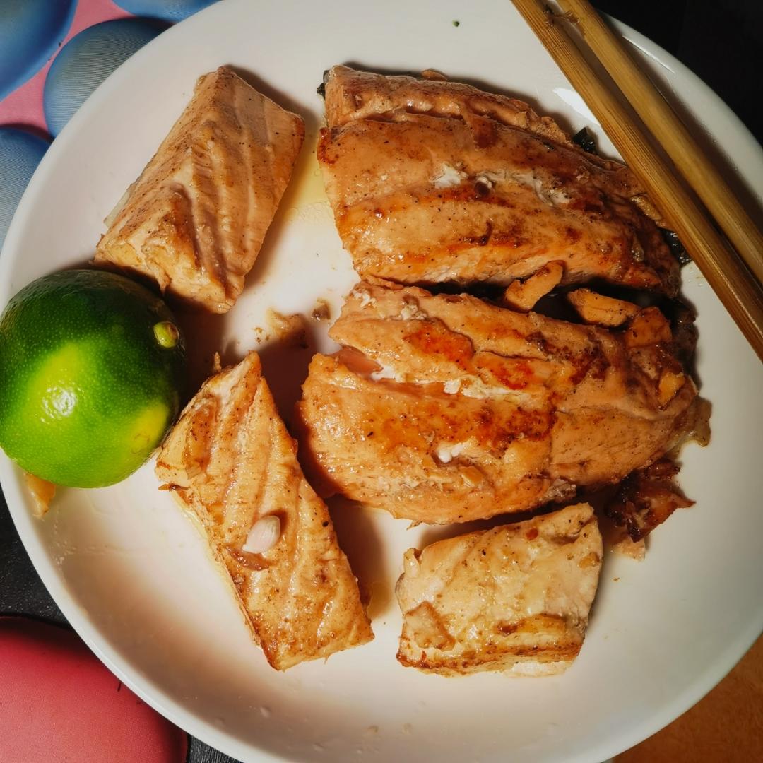 柠檬香煎三文鱼