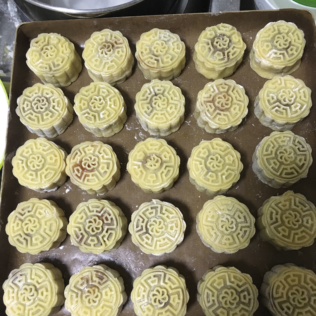 广式月饼—蛋黄莲蓉月饼