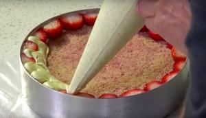 Fraisier Strawberry Cake 法式芙蕾杰草莓蛋糕的做法 步骤22