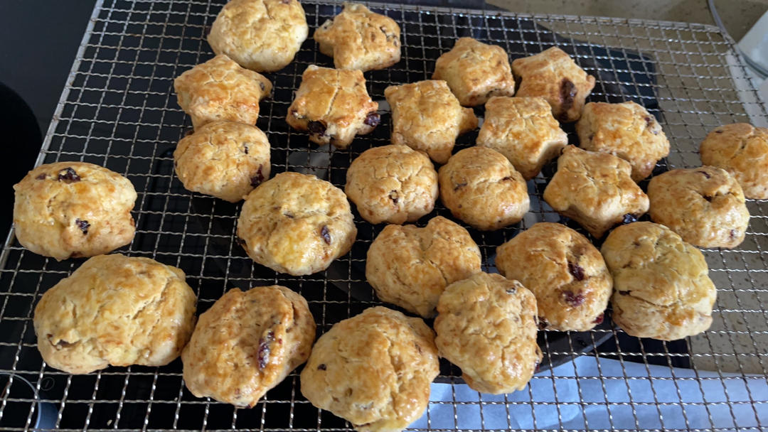 【视频】3分钟 奶油司康Scone(可能是世界上最快手的司康) 消耗淡奶油～