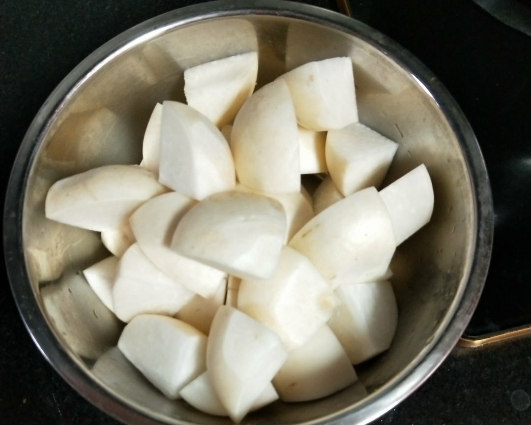排骨筒子骨萝卜养生补钙汤的做法 步骤2