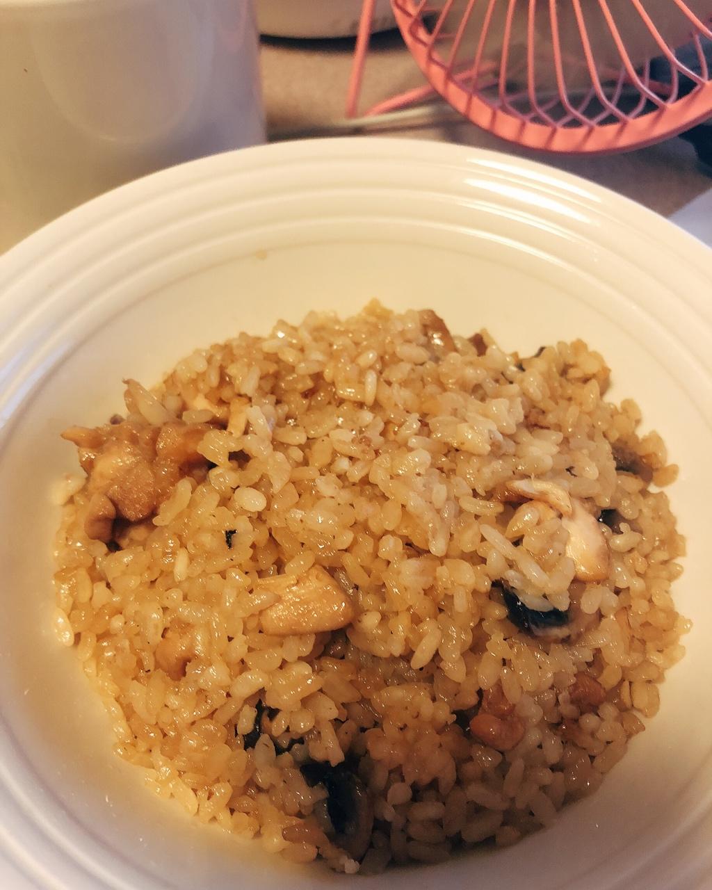 【香菇鸡肉焖饭】