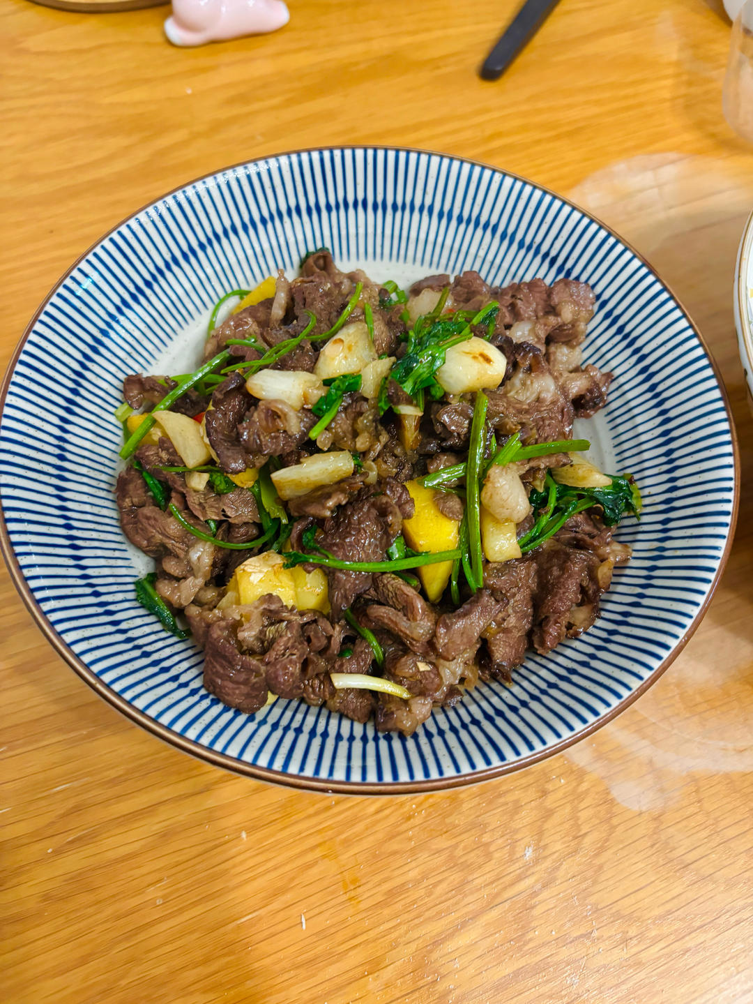 香菜炒牛肉，香辣下饭，爱吃香菜的朋友看过来，拌饭绝了