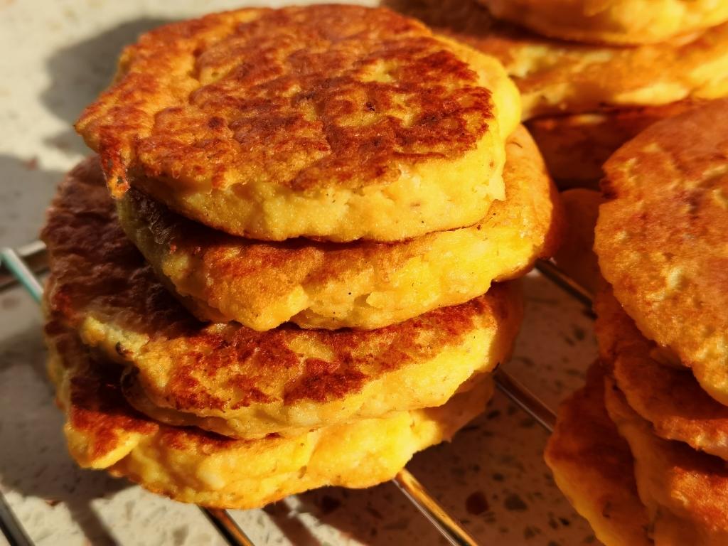 一步搞定的玉米面豆腐鱼饼的做法